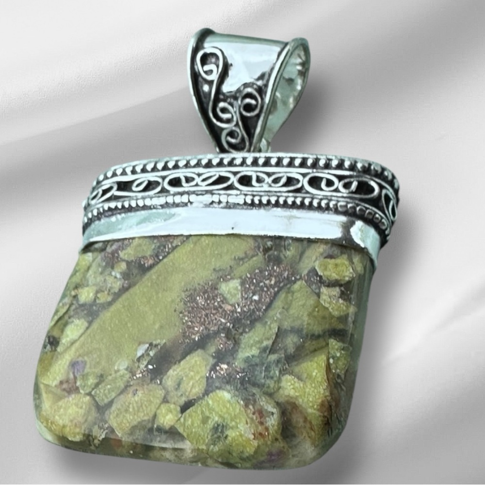 Handcrafted Artisan Jewelry Green Jasper Silver Tone Scrollwork Pendant Necklace